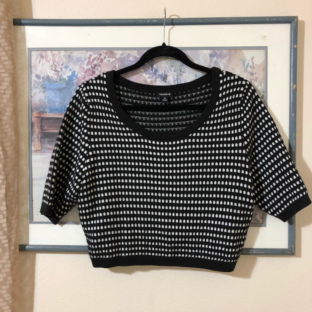 Torrid Black & White Patterned Short Sleeve Sweater